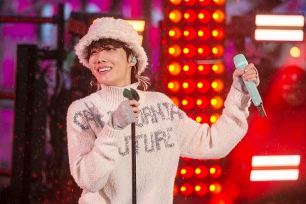 Южнокорейский рэпер Джей-Хоуп выступает на Таймс-сквер в канун Нового года в Нью-Йорке, Нью-Йорк, США, 31 декабря 2022 года. Таймс-сквер на Канун Нового года, Нью-Йорк, США – 31 декабря 2022 г.